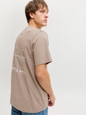 JJ Rebel Тениска 'JREBZAKI' в кафяво