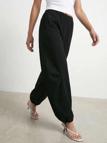 HYPEDROP - Barrel Pantalón 'FARAH' en negro