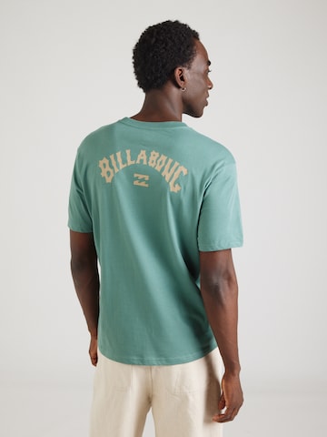 BILLABONG Футболка 'ARCH WAVE' в Зеленый: спереди