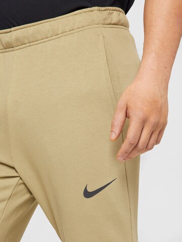 NIKE Tapered Sporthose in Beige