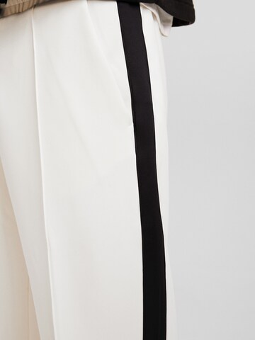 Bershka Loose fit Pleated Pants in White