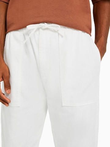 Loosefit Pantaloni de la Bershka pe alb