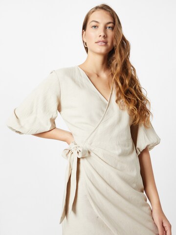 Robe NA-KD en beige