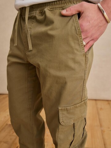 Effilé Pantalon 'Mats' DAN FOX APPAREL en vert