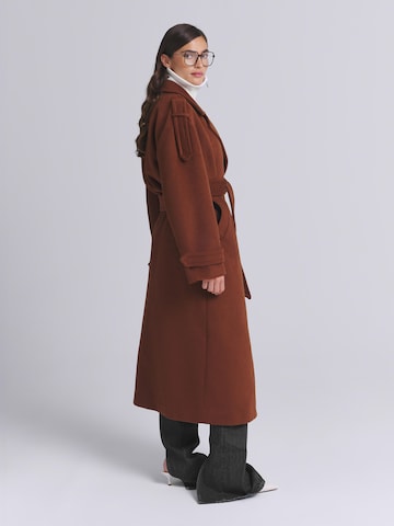 AEMMI Between-seasons coat in Brown