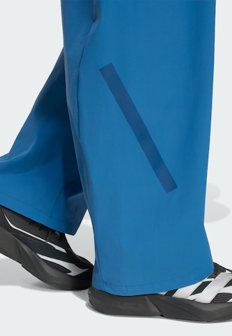 ADIDAS SPORTSWEAR - Pierna ancha Pantalón deportivo 'Z.N.E.' en azul