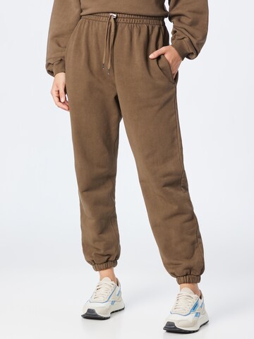 A LOT LESS Tapered Broek 'Ida' in Bruin: voorkant