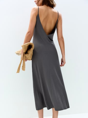 Rochie de la Pull&Bear pe gri