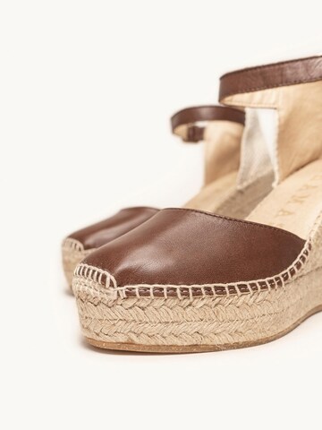 Alhamas Slingpumps 'Alpargata Cuña 10 cm' in Bruin