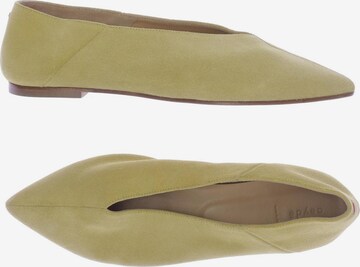 Aeyde Flats & Loafers in 37,5 in Yellow: front