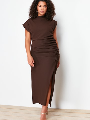 Trendyol Curve Kleid in Braun