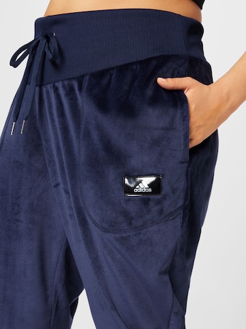 ADIDAS SPORTSWEAR Tapered Παντελόνι φόρμας 'Holidayz Cozy Velour ' σε μπλε