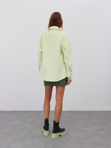 EDITED Демисезонная куртка 'Akemi' в Зеленый