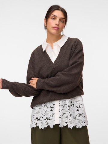 Vero Moda Curve Pulover 'VMCBOOM' | rjava barva: sprednja stran