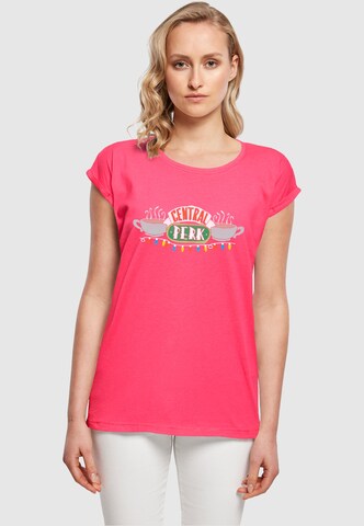 ABSOLUTE CULT T-Shirt 'Friends - Central Perk Christmas Lights' in Pink: predná strana