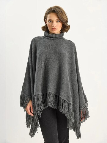 Mantellina di Bianco Lucci in grigio: frontale