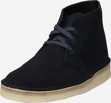 Botine Chukka 'Desert Coal' de la Clarks Originals pe albastru: față