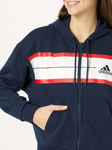 ADIDAS SPORTSWEAR Urheilullinen collegetakki 'Essentials Pinstripe Block Fleece Loose Fit' värissä sininen