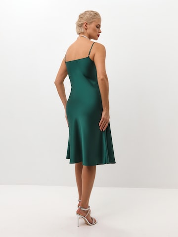 Serena Silueta - Vestido 'Below the knee satin slip dress 'Grace'' en verde