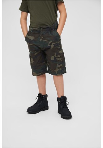 Brandit Loose fit Trousers in Green: front