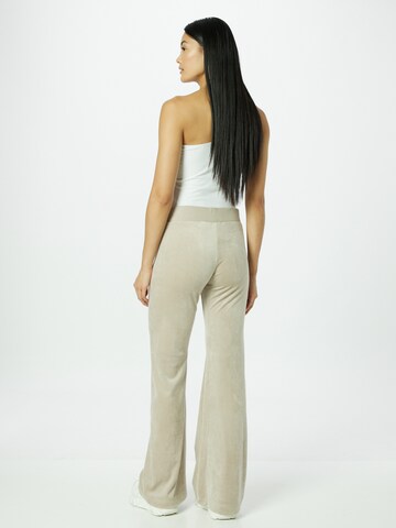 Juicy Couture Rozkloszowany krój Spodnie 'LAYLA' w kolorze szary