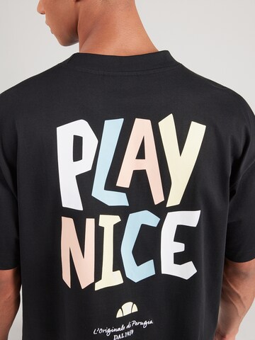 Tricou 'Play Nice' de la ELLESSE pe negru