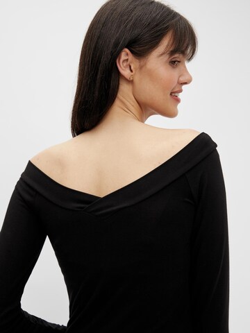 Tricou de la PIECES pe negru