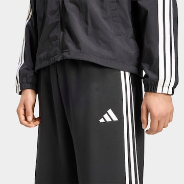 Loosefit Pantaloni sportivi di ADIDAS SPORTSWEAR in nero