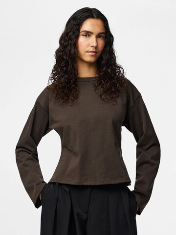T-shirt 'PCAmy' PIECES en marron : devant
