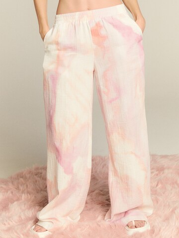 LENI KLUM x ABOUT YOU Szeroka nogawka Spodnie 'Charlotte' w kolorze różowy: przód