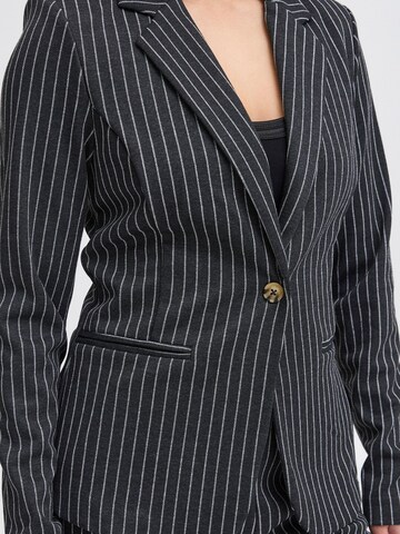 Blazer ' IXKATE PINSTRIPED BL ' di ICHI in grigio