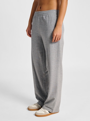 Hummel Loosefit Sportbroek 'PULSE' in Grijs: voorkant