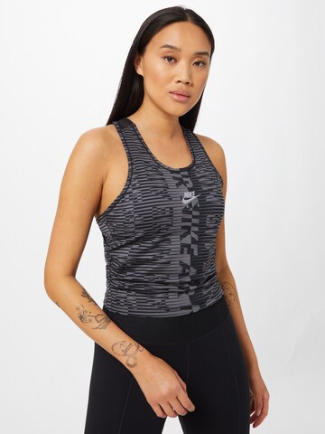 Sport top de la NIKE pe negru: față