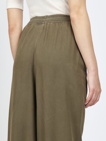 Gang Loosefit Hose '94YARA ' in Grün
