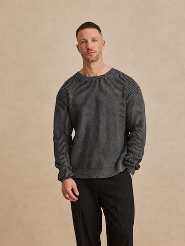 DAN FOX APPAREL Sweater 'Noel' in Grey: front