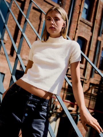 Bershka Sweater in Beige: front