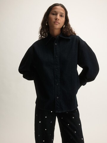 KAVAZI Blouse in Blue: front