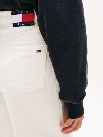 balts Tommy Jeans Platas staras Džinsi 'CLAIRE'