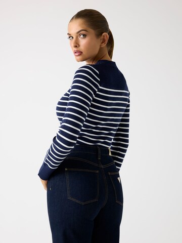 GUESS Sweater in Blue