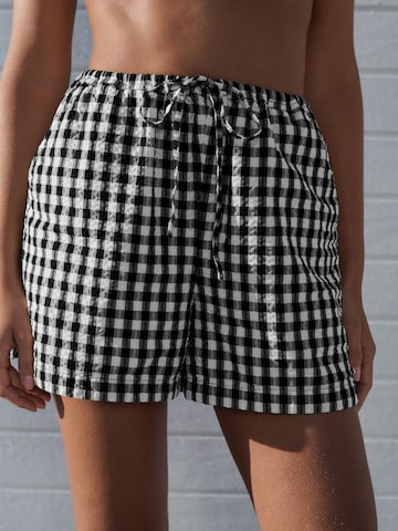 Next - regular Pantalón en negro: frente
