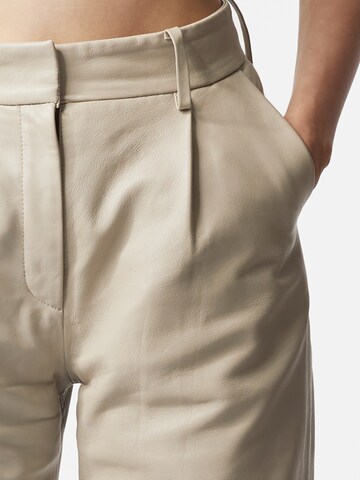 Loosefit Pantaloni con pieghe 'Alea' di Young Poets in beige