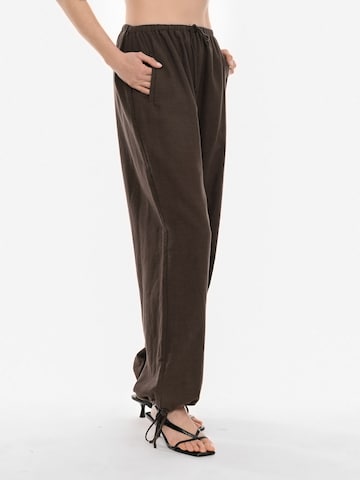 4TAILORS Tapered Παντελόνι 'Call Me' σε καφέ