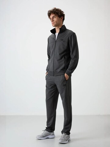 Tommy Life - Fato de jogging em cinzento: frente