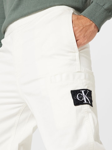 Calvin Klein Jeans تابيرد سراويل بلون أبيض