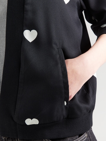 ABOUT YOU Φθινοπωρινό και ανοιξιάτικο μπουφάν 'Erika' σε μαύρο