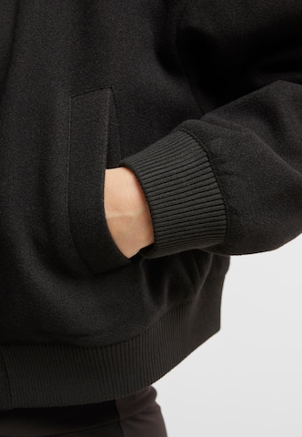 Urban Classics Tussenjas in Zwart