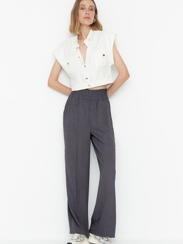 Wide Leg Pantalon à pince Trendyol en gris