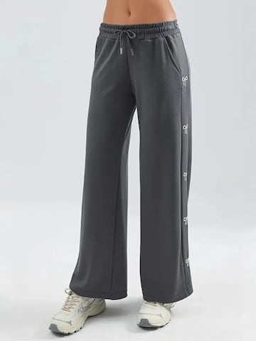 Lady Bersan Trousers 'Jogginghose' in Grey: front
