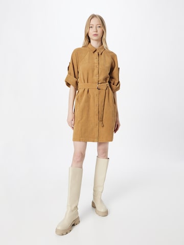 Robe-chemise Molly BRACKEN en marron : devant