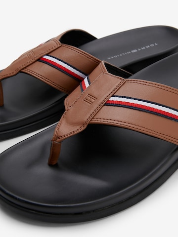 TOMMY HILFIGER Teenslippers in Bruin